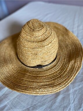 Universal thread adjustable sun hat.